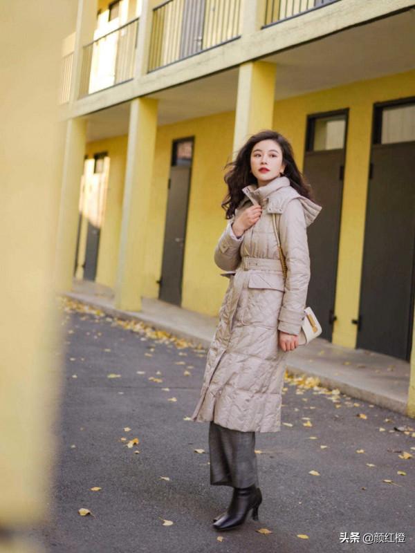 今年火了一種穿法叫“西服套裝+羽絨服”，幹練利落又實用，太美