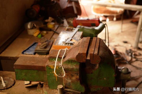 山西農民大叔1個原木柺杖加工8年多,全國獨創,賣價1600元 山西農民大叔1個原木柺杖加工8年多,全國獨創,賣價1600元