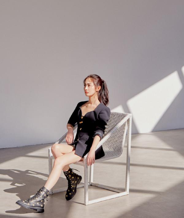 不愧是唐嫣“最寵”的藝人，穿西裝裙配刺繡短靴，筆直雙腿太搶鏡