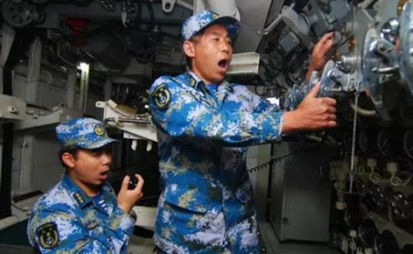 上陣父子兵！潛艇兵王王昌來服役35年，兒子是他的“頂頭上司”