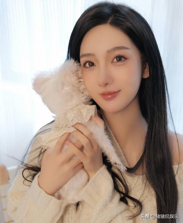 都美竹曬生活美照，遭到黑粉諷刺，霸氣回懟：這是我的正常生活