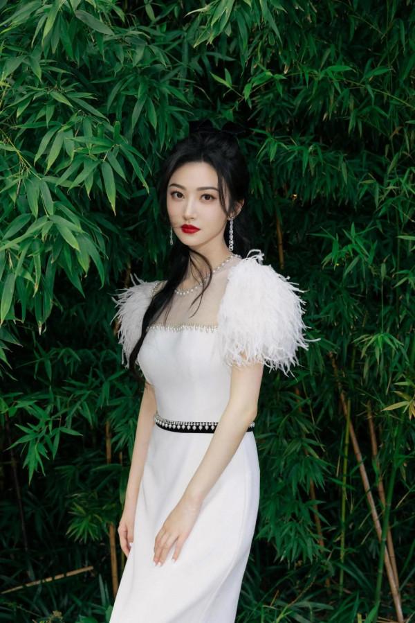 景甜最新白羽珍珠高腰長裙