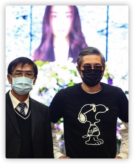 悲痛！包小柏送別愛女，親手為其佈置靈堂，滿頭白髮難掩滄桑