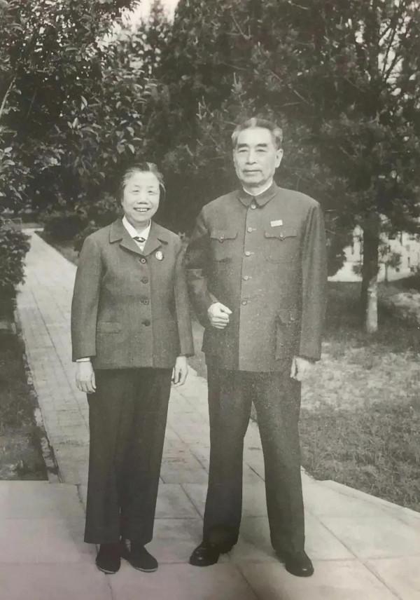 1976年1月8日，敬愛的周總理與世長辭，他一生為國為民，鞠躬盡瘁