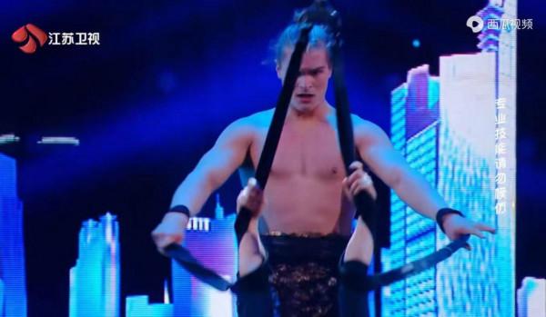 華裔女孩表演雜技，贏得鄧紫棋的爆贊，節目開播以來第一個爆贊