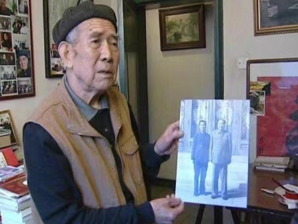 毛主席寫下一句“缺字詩”，準備丟掉時被秘書撿回，懸掛房間57年