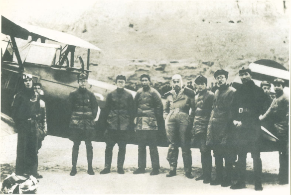 西安事變和平解決後，周恩來回延安，與毛主席等五人在機場的合影