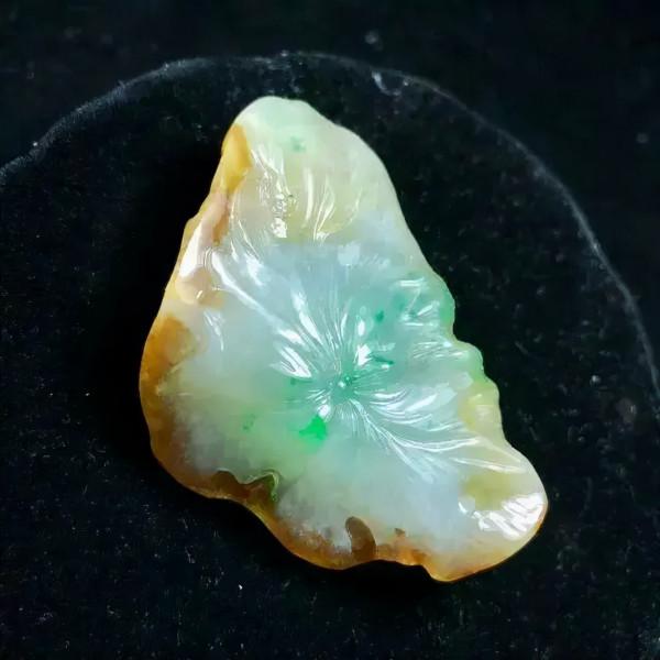 五萬元 拿下的大馬坎翡翠原石,成品堪稱珍品 五萬元 拿下的大馬坎翡翠原石,成品堪稱珍品