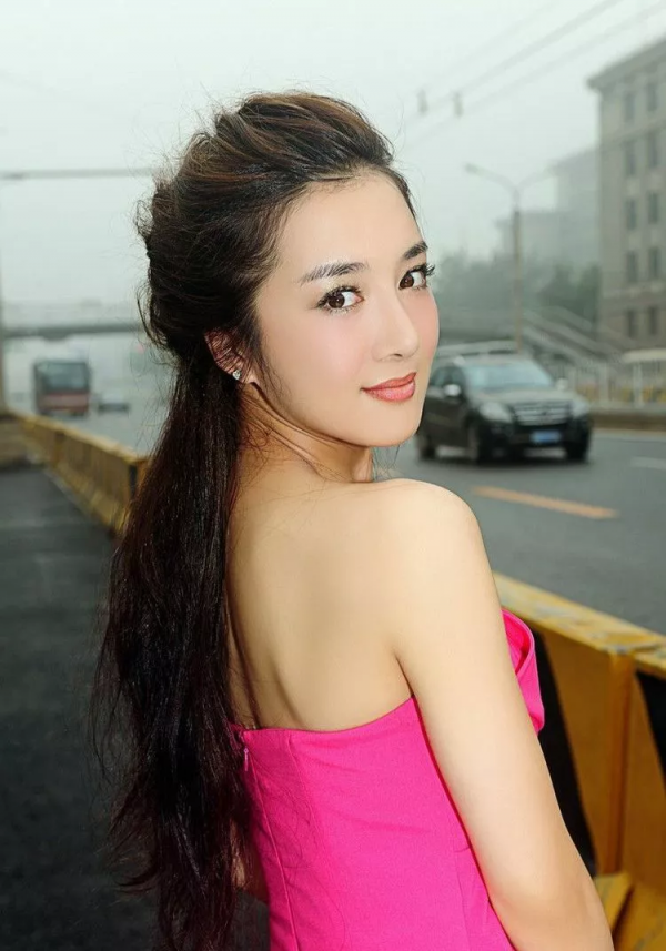 李依曉：甜美高畫質美照