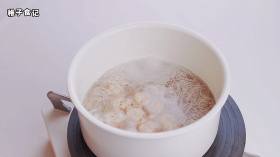 天冷最適合吃上一碗熱乎乎的蝦丸鮮湯麵，鮮到湯渣都喝乾淨嘍