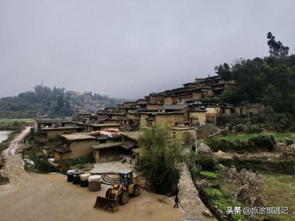 雲南一座奇怪的村莊，你家屋頂是我家院子，走進村裡像走迷宮一樣