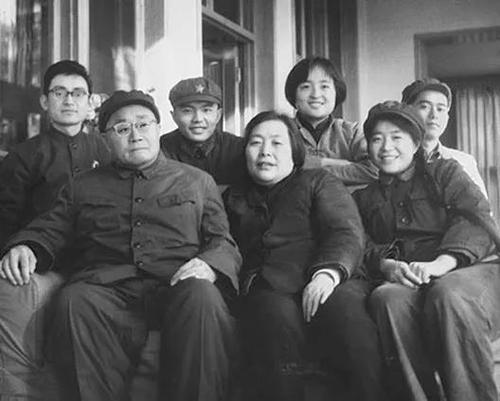 劉伯承元帥的子女今何在？六子中有四子都是少將，其餘人也很優秀