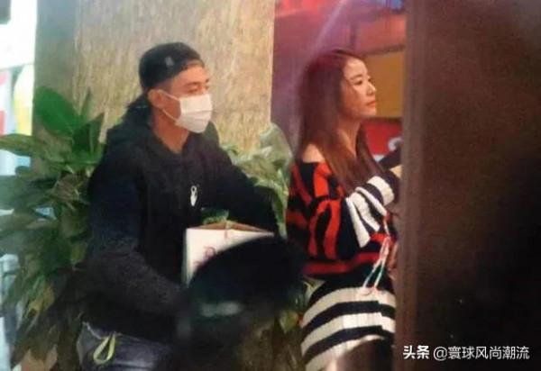 林心如霍建華為女兒慶生被拍，女兒側臉很美，林心如穿針織裙減齡