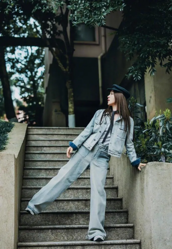 楊鈺瑩才是阿姨輩頂流，穿一件經典的碎花連衣裙，高階減齡