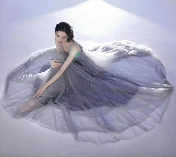 唐藝昕當媽後魅力不減，淺灰色紗裙挑戰“大V領”，瘦得讓人心疼