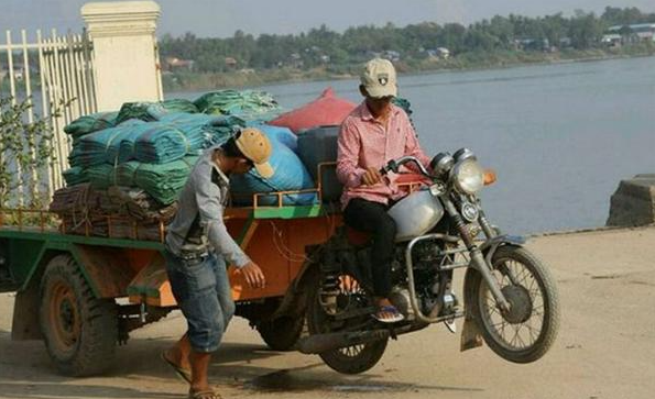 騎摩托車運鈔！柬埔寨人又開掛了