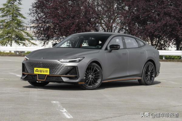 新車 &vert; 11&period;69萬元尊貴型最贊！長安UNI-V預售購車手冊