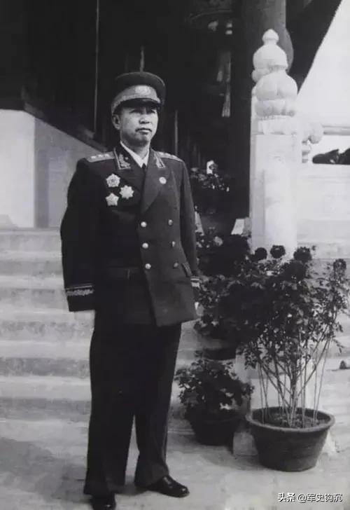 打下U-2,各位元帥都讓嶽振華坐自己身邊,他為何坐2位上將中間? 打下U-2,各位元帥都讓嶽振華坐自己身邊,他為何坐2位上將中間?