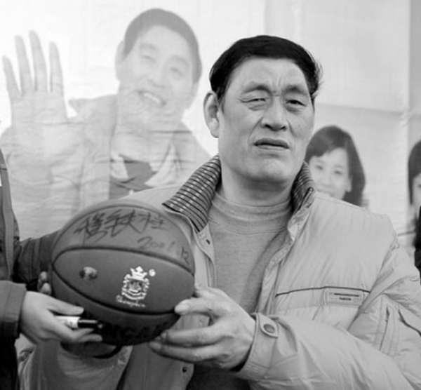 穆鐵柱退役後：無法長時間站立，稱愧對妻兒，2008年病逝姚明評價