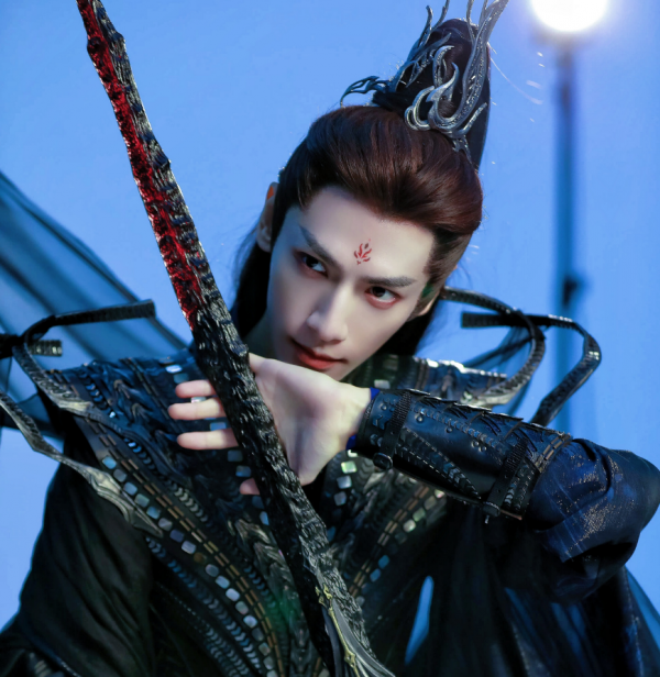 羅雲熙《長月燼明》開機，各大主演造型驚豔，陳都靈被評最美反派