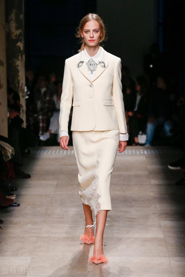 女性職場裝首選:白色如雲,行走時光 女性職場裝首選:白色如雲,行走時光