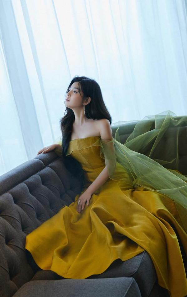 陳妍希其實並不胖，穿收腰薄紗禮服，宛如小仙女般靈動優雅