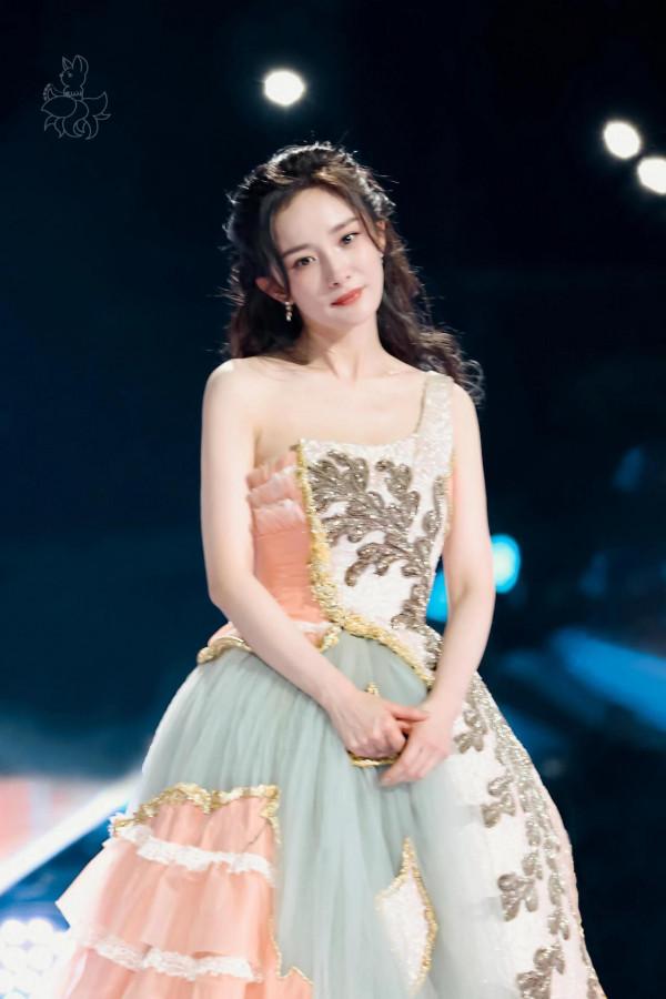 楊冪 湖南衛視跨年晚會現場最是人間好光景 煦色韶光 有你相依