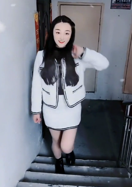 大衣哥的眼光其實不賴，選的兒媳陳亞楠穿風衣跳舞，時髦又端莊