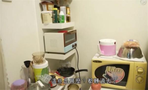 香港年輕人太拼了!蝸居10㎡房,開門上床廁所洗碗,陽臺1㎡ 香港年輕人太拼了!蝸居10㎡房,開門上床廁所洗碗,陽臺1㎡