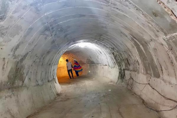 泰國山姆普蘭寺雖刻意低調，遊客們還是蜂擁而至，因一座特殊的樓