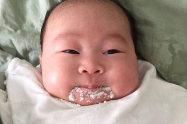 嬰兒多大就可以不用拍嗝了？光看月齡還不夠，看“狀態”才是正解