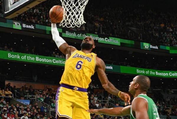 場均27+8+4，一場比賽未打坐領1072萬美元，難成詹姆斯的接班人