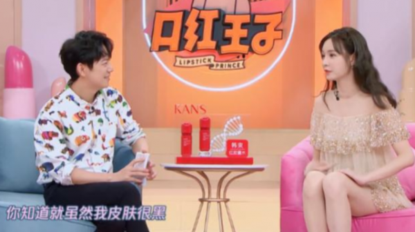 ​baby穿開叉露背裙走紅毯，鎖骨清瘦白到發光，全身塗滿粉太誇張