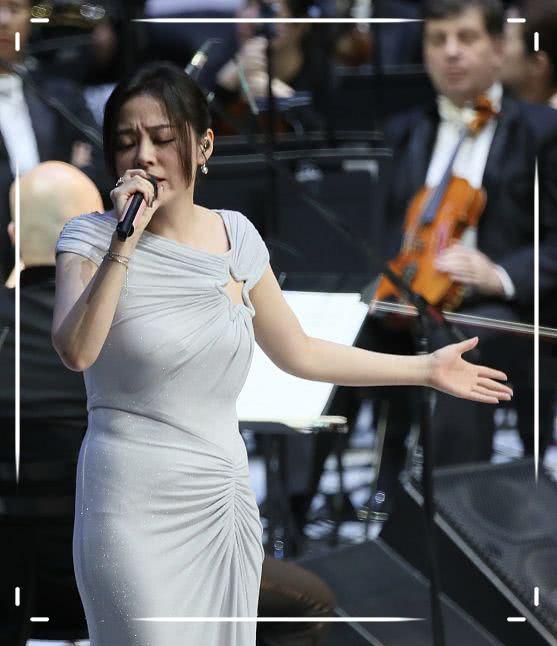 張靚穎未修圖手臂變粗，貼身長裙印出腰上贅肉，和精修圖差異明顯