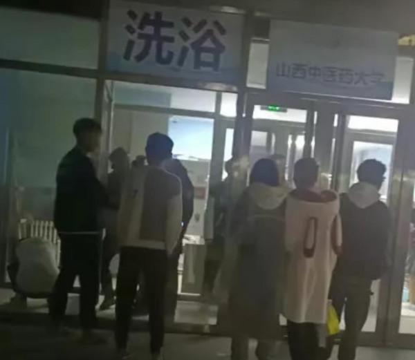 985名校一男生偷窺女生如廁，校方處分引不滿，學生公開聯名信