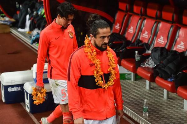 洛國富想為國足踢球，北京國安比利奇日子不好過，青島隊好事成雙