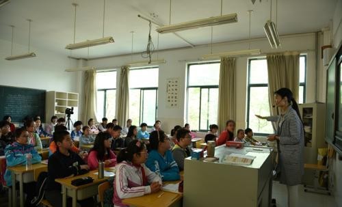 老師在上課的時候使用教學擴音器，有沒有違反師德呢？