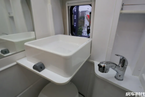 年輕時尚範 瑞弗·啟界R600 堪比C型的大空間 內外均豪華 住得就是舒服