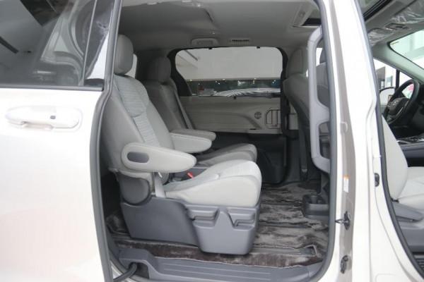 【到店實拍】外形激進，空間優秀，全系2.5L混動，豐田賽那實拍