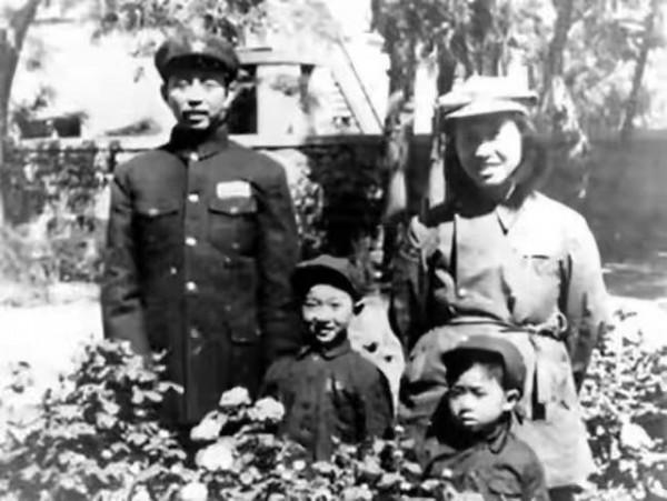 他兩次擔任主席秘書，建國後遇刺身亡，兒子中將，親家是開國上將