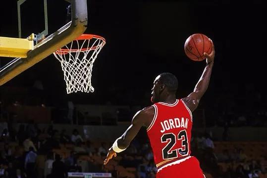 美媒列出了職業生涯賽季場均25+最多的五大球星，詹姆斯目前17次