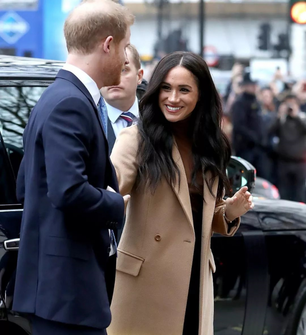 梅根有多不拘小節？冬天穿毛衣汗打溼腋下，和英女王出訪蹺二郎腿