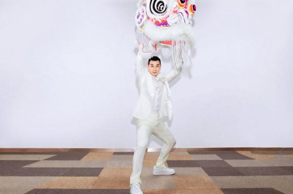 趙文卓《小芒年貨節》晚會後臺舞獅氣勢十足，陳立農撐傘演唱氛圍感拉滿