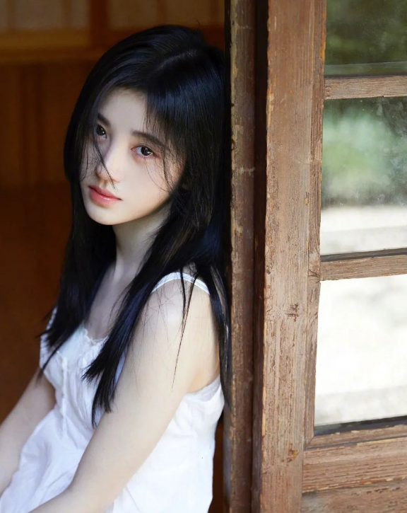 鞠婧禕終於&OpenCurlyDoubleQuote;卸妝&rdquo;了，這次的新臉又純又欲，比千金風更美更時尚