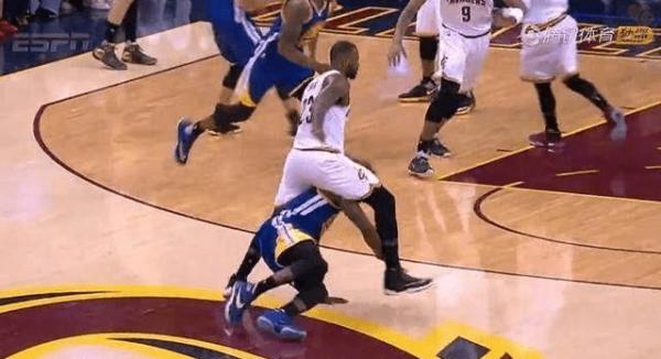 格林2016年總決賽被禁賽始末:西部決賽G4格林就應該被禁賽 格林2016年總決賽被禁賽始末:西部決賽G4格林就應該被禁賽