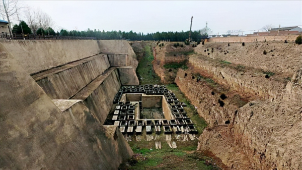 1976年陝西挖出秦公墓，葬式為高等級的黃腸題湊，墓內還有殉葬者