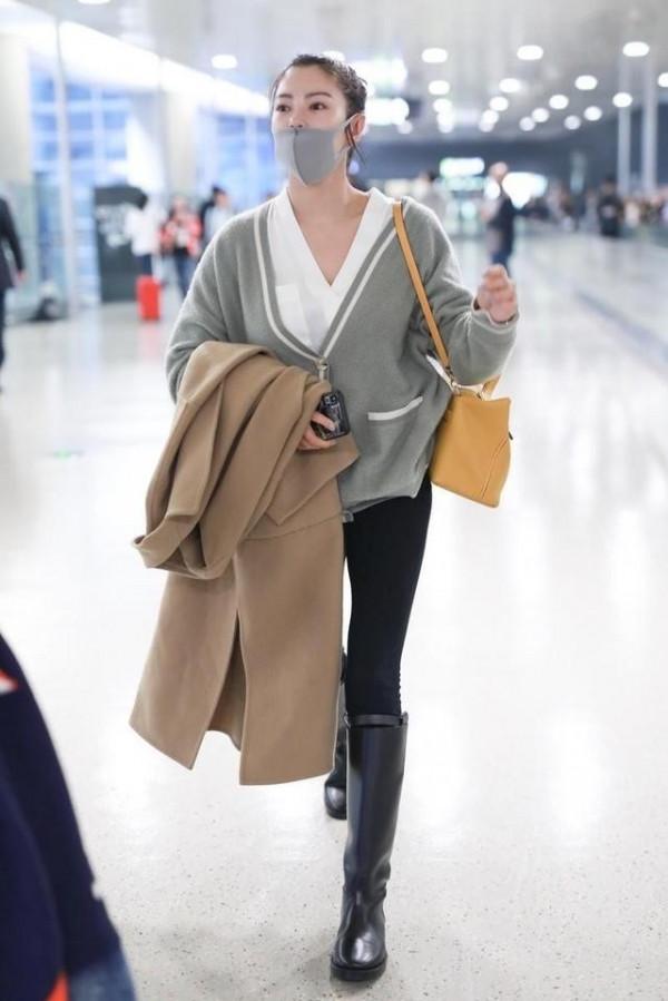 張雨綺用不著往嫩裡穿,衛衣配牛仔褲就挺有少女感,素一點也很美 張雨綺用不著往嫩裡穿,衛衣配牛仔褲就挺有少女感,素一點也很美