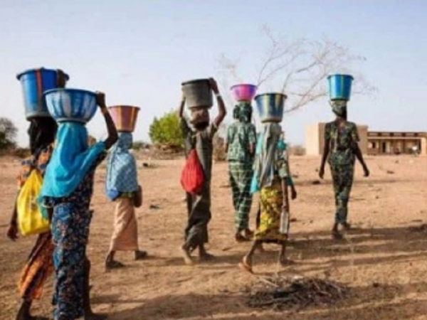 中國紅生命藍：我國維和部隊幫忙非洲人打水井，終於不用喝泥巴水