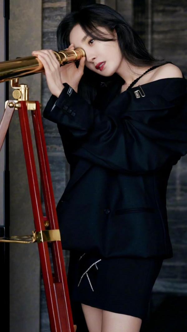 絕世美人楊冪，今日率性迷人，氣場全開，沉醉在你的魅力之中