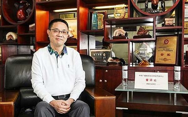 18歲農村娃考上北大，全村湊錢贈路費，百億身價後送每戶村民別墅